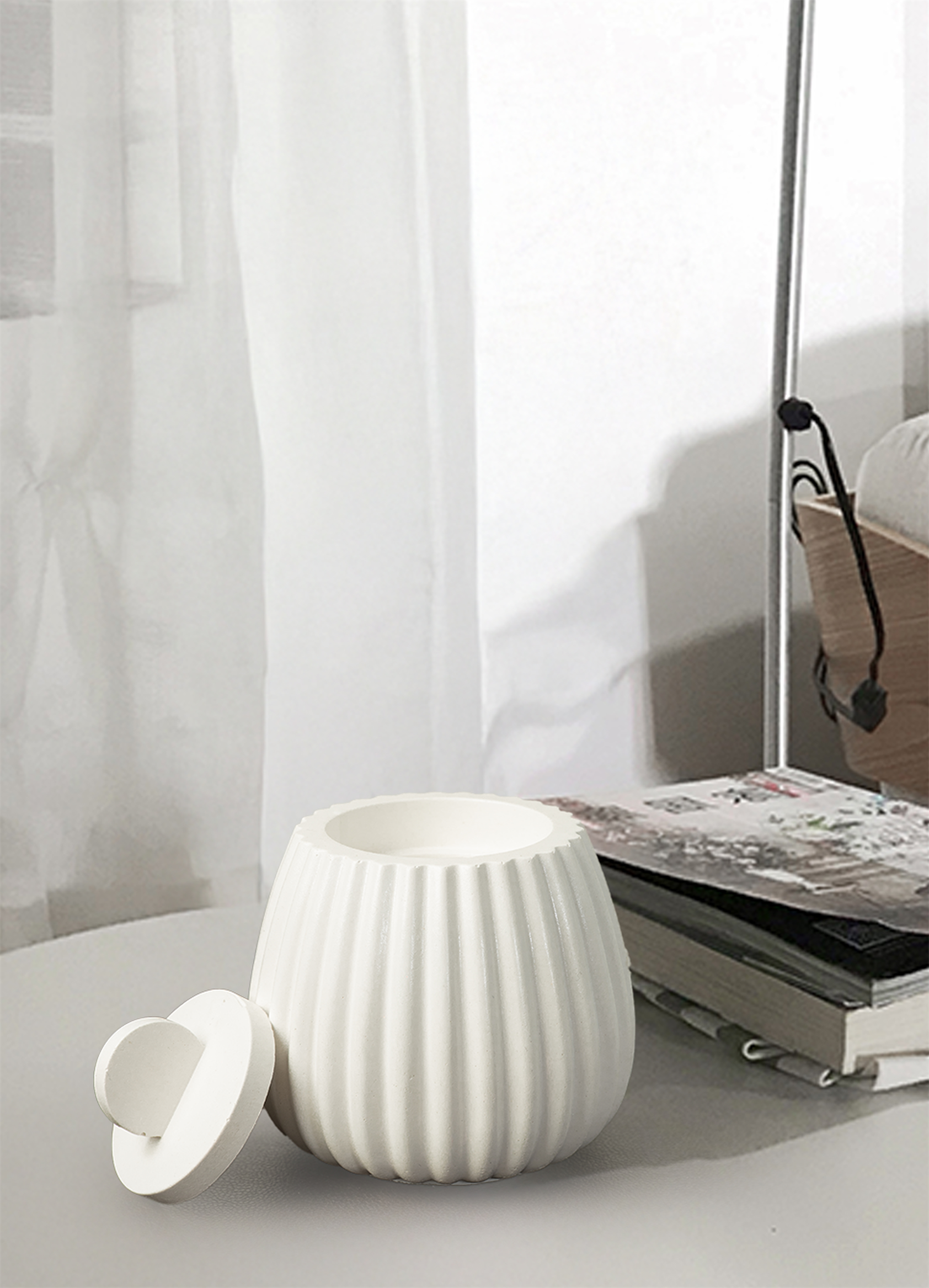 Kapaklı Beyaz Mermer Tozundan Dekoratif Mumluk – Modern Çizgili Tasarım