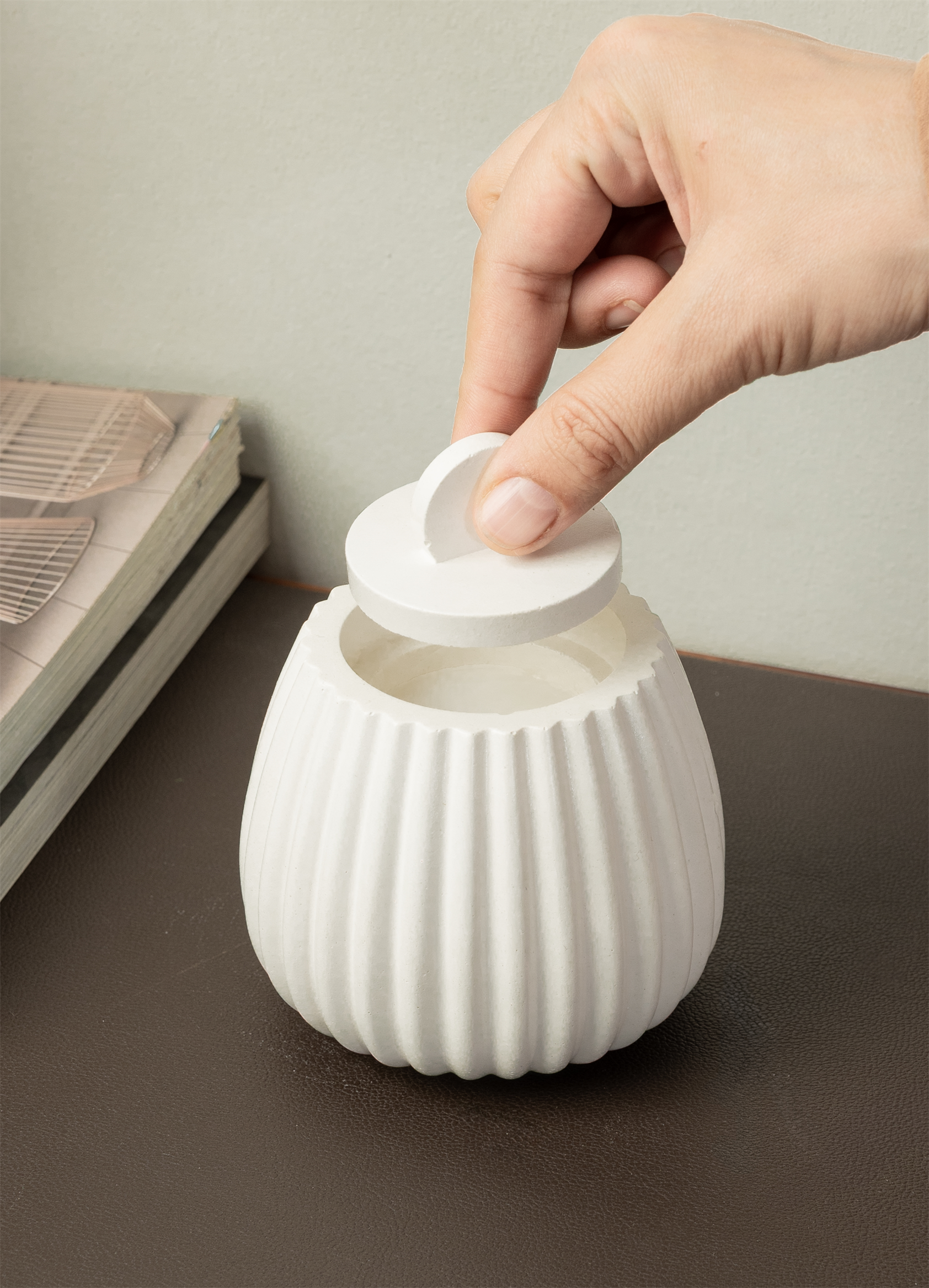 Kapaklı Beyaz Mermer Tozundan Dekoratif Mumluk – Modern Çizgili Tasarım