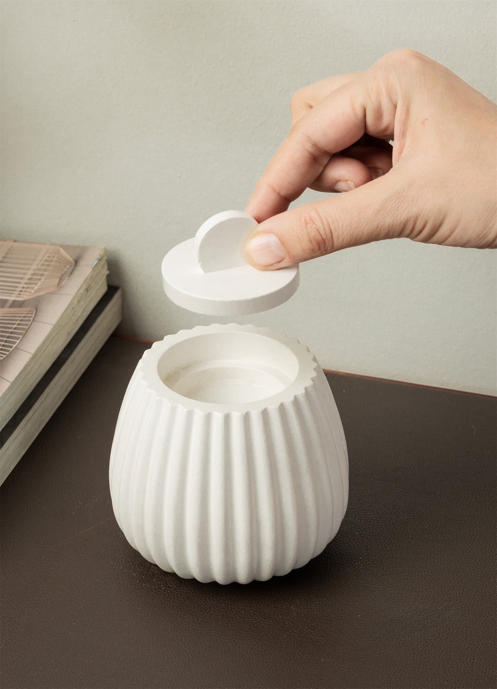 Kapaklı Beyaz Mermer Tozundan Dekoratif Mumluk – Modern Çizgili Tasarım